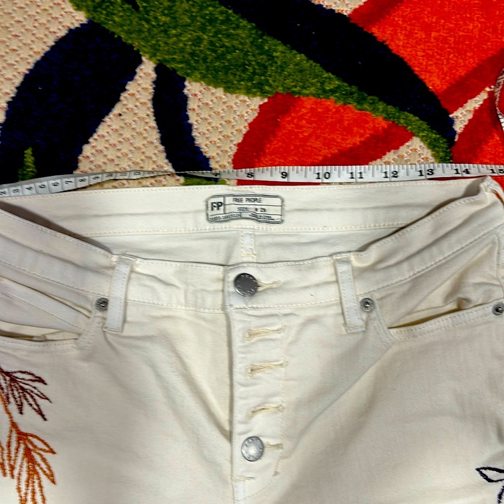 NWOT! Free people white jeans, embroidered flower detail’s Size 29 waist!